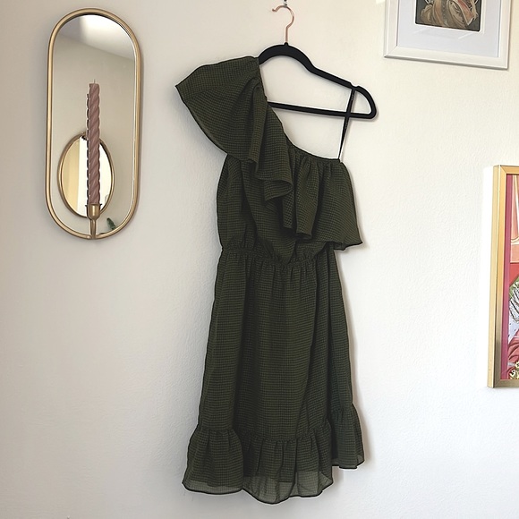 ALI & JAY Los Angeles Green Ruffled Gingham One Shoulder Dress - Picture 3 of 5